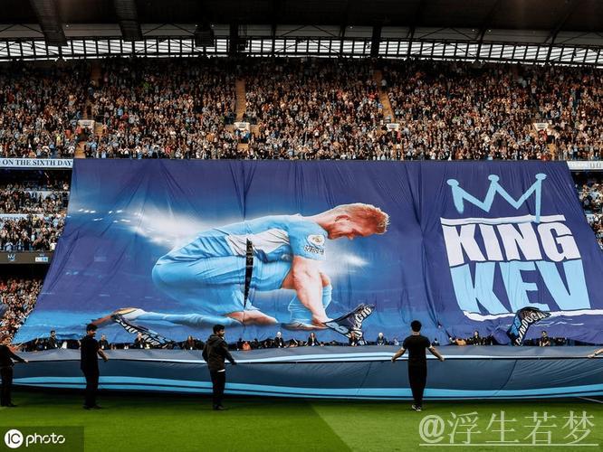曼城为33岁传奇大师举办告别仪式：瓜帅落泪，6万人致敬，将建雕像