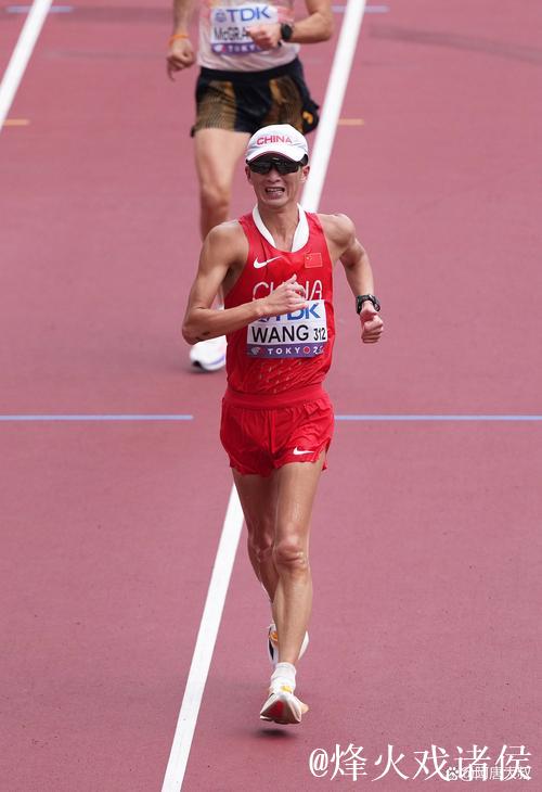 中国选手王朝朝田径世锦赛男子20公里竞走摘银 中国选手王朝朝田径世锦赛男子20公里竞走摘银